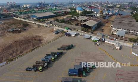 Truk kontainer terparkir di Pelabuhan Tanjung Priok, Jakarta Utara.