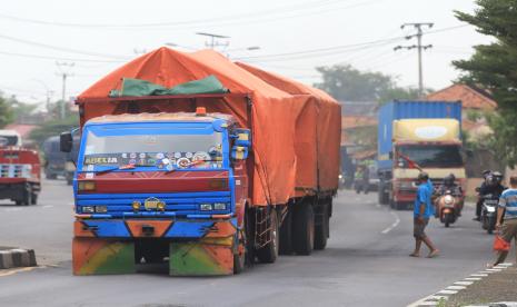 Sejumlah truk melintas di jalur pantura Lohbener, Indramayu, Jawa Barat.