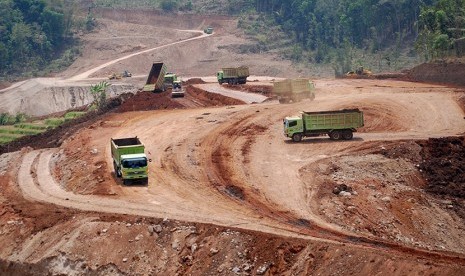 Sejumlah truk melintas di lokasi proyek pembangunan ruas Tol Bawen-Salatiga di Tuntang, Kabupaten Semarang, Jawa Tengah, Rabu (11/11).