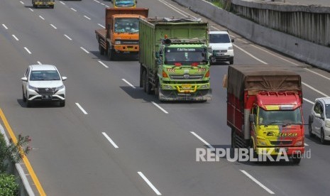 Sejumlah truk melintas di ruas tol (ilustrasi). Dalam dua pekan Kementerian Perhubungan segera menerapkan alat timbang di jalan tol, agar bisa menghilangkan kendaraan yang kelebihan muatan atau ODOl.