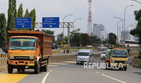  Aksi bocah mengadang truk kembali terjadi lagi di Kota Tangerang, Banten. Polisi menegaskan agar masyarakat dapat membantu dalam mengawasi anak-anak untuk meminimalisasi aksi membahayakan semacam itu.   Tampak sejumlah truk melintas di ruas tol Jakarta-Tangerang, Kota Tangerang, Banten, Senin (30/12/2019). (ilustrasi)