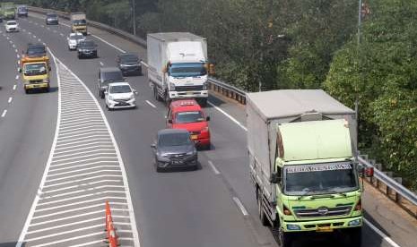 Sejumlah truk melintas di tol dalam kota, Jakarta Timur, Rabu (15/8).