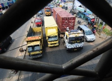 Sejumlah truk memasuki jalanan Tangserang Selatan menyusul pembatasan truk di tol dalam kota Jakarta.