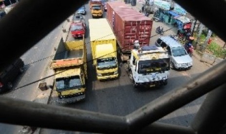 Sejumlah truk memasuki jalanan Tangserang Selatan menyusul pembatasan truk di tol dalam kota Jakarta.