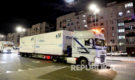 Sejumlah truk membawa rumah sakit modular untuk orang-orang yang terkena virus Corona saat tiba di Ospedale del Mare, Naples, Italia, Senin (6/4). Lusinan warga yang mengalami masa lockdown di rumah menyambut kedatangan konvoi truk tersebut. Pemerintah Italia menerapkan lockdown nasional untuk mengurangi penyebaran virus Corona. EPA-EFE/CIRO FUSCO