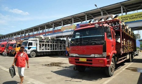 Sejumlah truk menanti kedatangn kapal roro di Pelabuhan Merak, Banten, Selasa (22/7).(Republika/Prayogi).