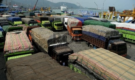 Sejumlah truk menanti kedatangn kapal roro di Pelabuhan Merak, Banten, Jumat (10/7).