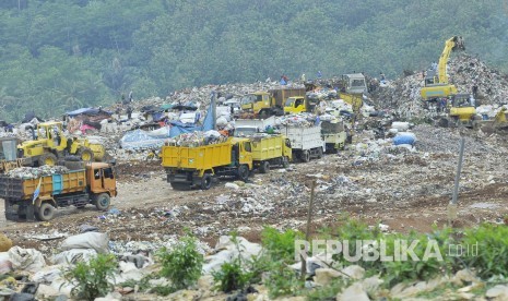 Sejumlah truk mengantri untuk membuang sampah di Tempat Pembuangan Akhir (TPA) Sarimukti di Kecamatan Cipatat, Kabupaten Bandung Barat.