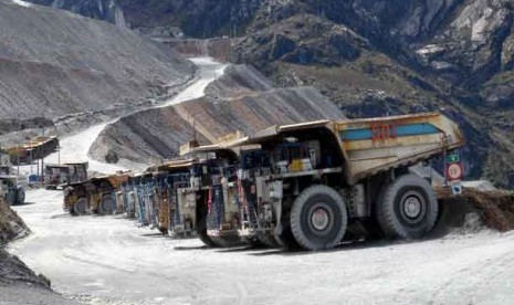 Sejumlah truk milik PT Freeport Indonesia terparkir di Grasberg, Tembagapura, Timika, Papua.