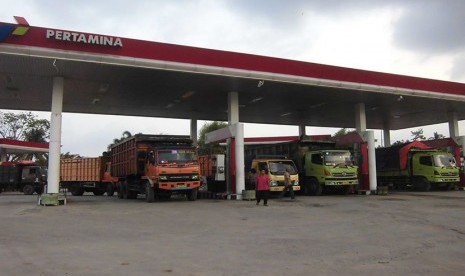 Sejumlah truk padati SPBU di jalinsum