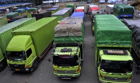 Sejumlah truk pengangkut kebutuhan pokok dan logistik penting yang akan menyeberang ke Pulau Sumatra antre di Dermaga III Pelabuhan Merak, Banten. (ilustrasi) 