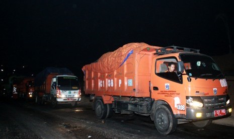 Sejumlah truk sampah DKI Jakarta antre memasuki Tempat Pengolahan Sampah Terpadu (TPST) Bantar Gebang, Bekasi, Jawa Barat, Jumat (6/11) dini hari.