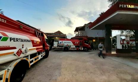 Sejumlah truk tangki pengangkut BBM Pertamina mengisi bahan bakar di tangki timbun SPBU Kompak Satu harga di pulau Karimunjawa Besar, Kecamatan Karimunjawa, Kabupaten Jepara, Kamis (5/1) sore. Sebelumnya 20 unit truk tangka BBM berkapasitas total 100 kilo liter (KL) di kpalkan dengan KRI Makassar (590) untuk mengatasi ketahanan stok BBM yang makin menipis akibat cuaca buruk dan gelombang laut tinggi.