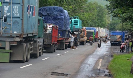 Sejumlah truk terjebak macet. (Ilustrasi)