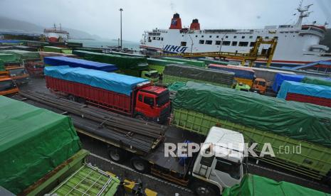 Sejumlah truk yang akan menyeberang ke Sumatera antre di Dermaga IV Pelabuhan Merak, Banten, Kamis (24/12). Kapal angkutan sungai, danau, dan penyebrangan dilarang beroperasi selama masa pelarangan mudik Lebaran Idul Fitri 2021 pada 6-17 Mei 2021.