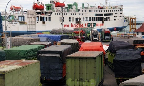 Sejumlah truk yang akan menyeberang ke Sumatera antre menunggu kedatangan kapal roro di Pelabuhan Merak, Banten. (Ilustrasi)