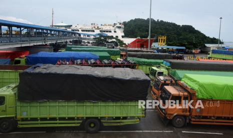 Sejumlah truk yang akan menyeberang ke Sumatra antre sebelum masuk kapal ferry di Pelabuhan Merak, Banten, Sabtu (7/3/2020). Kementerian Perhubungan telah mengeluarkan larangan bagi truk serta kendaraan lain dengan muatan berlebih (over dimensi maupun over loading) untuk menyeberang di jalur Merak-Bakauheni maupun sebaliknya karena berpotensi merusak jalan yang berakibat merugikan negara dan kepentingan umum.