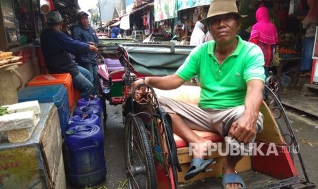 Sejumlah tukang becak yang tengah menunggu penumpang di daerah Pasar Bahari, Jakarta Utara, Kamis (18/1).