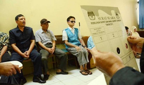 Sejumlah tuna netra perwakilan dari sejumlah organisasi menyatakan sikap terkait terbatasnya penyediaan templet braille bagi tuna netra dalam Pemilu 2014, di Ruang Ikatan Alumi Wyata Guna (IAWG), Jl Pajajaran, Kota Bandung, Selasa (25/2). 