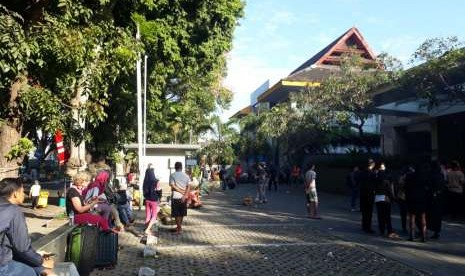 Sejumlah turis asing berada di luar Hotel Santika, Mataram yang rusak akibat gempa.