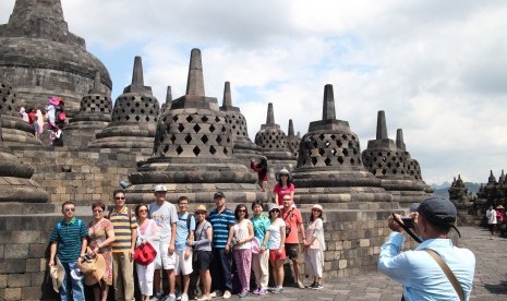 Sejumlah turis asing berfoto bersama saat mengunjungi Candi Borobudur di Magelang, Jawa Tengah.