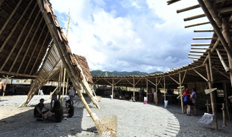 Sejumlah turis beristirahat di lokasi Eclipse Festival 2016 di Perbukitan Ngata Baru, Palu, Sulawesi Tengah, Senin (7/3).