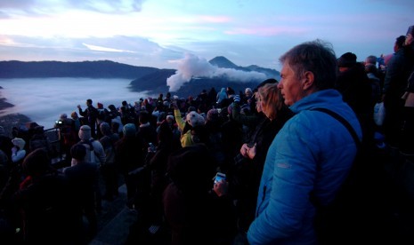 Sejumlah turis mancanegara menikmati pemandangan matahari terbit saat berkunjung ke Taman Nasional Bromo Tengger, Desa Wonokitri, Kabupaten Pasuruan. Jawa Timur, Kamis (8/11). 