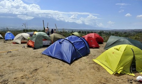 Sejumlah turis memasang tenda pada Eclipse Festival 2016 di Perbukitan Ngata Baru, Palu, Sulawesi Tengah, Senin (7/3).