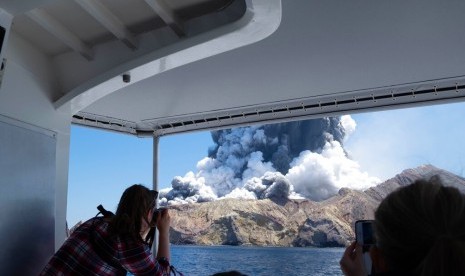 Banyak Turis Jadi Korban Letusan Gunung Berapi Selandia Baru. Sejumlah turis mengabadikan erupsi gunung berapi di White Island, Selandia Baru, Senin (9/12).