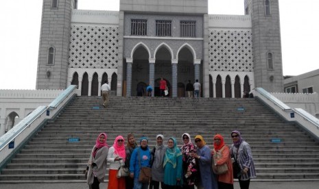 Sejumlah turis Muslim asal Indonesia berpose di depan salah satu masjid di Korea Selatan.