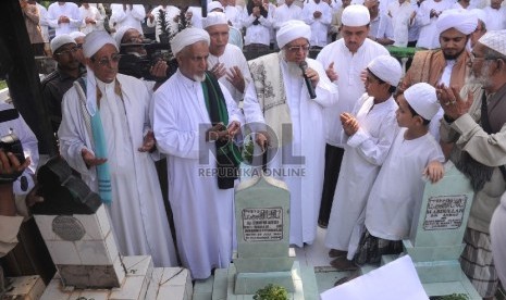 Sejumlah ulama, Auliya, dan umat muslim Kota Palembang tengah melakukan ziarah di pemakaman Al Habib Ahmad bin Syech Shahab sebagai salah satu rangkaian Haul dan Ziarah Kubra menjelang bulan Ramadhan di Pemakaman Gubah Duku 8 ilir Palembang, Jumat (28/6)