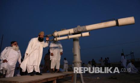 Sejumlah ulama Komite Pengamatan Bulan melihat ke langit menggunakan teleskop untuk mencari hilal