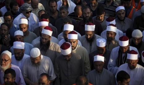  Sejumlah ulama pendukung Presiden Muhammad Mursi melaksanakan Shalat Idul Fitri sampai keluar jalan raya di luar Masjid Rabaah al-Adawiya, Nasr City, Kairo, Kamis (8/8).  (AP/Khalil Hamra)   