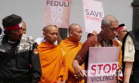 Sejumlah umat Budha ikut serta pada aksi Peduli Rohingya