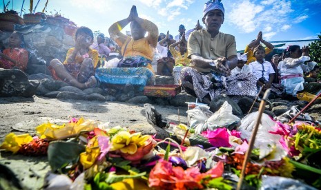 Sejumlah umat Hindu berdoa ketika melaksanakan ritual upacara Melasti di Torue, Parigi Moutong, Sulawesi Utara, Senin (7/3).