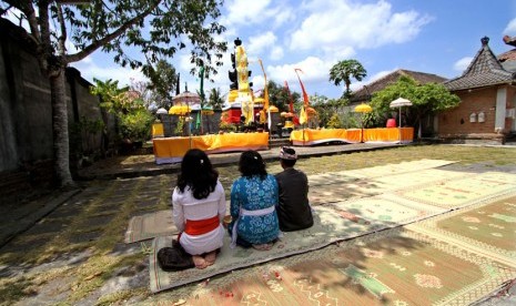 Sejumlah umat Hindu melakukan sembahyang saat Hari Raya Galungan. Antara/Noveradika