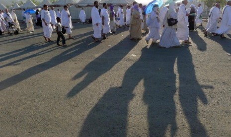 Sejumlah umat Islam berjalan menuju Padang Arafah, Arab Saudi. 