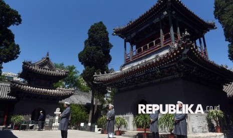 Sejumlah umat Islam Cina melakukan azan di depan Masjid Niujie di Beijing, Cina, Rabu (3/5). 