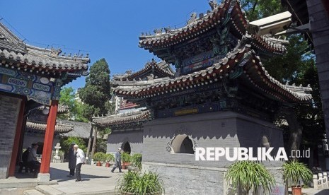 Sejumlah umat Islam Cina saling bercengkrama di halaman Masjid Niujie di Beijing, Cina, Rabu (3/5).