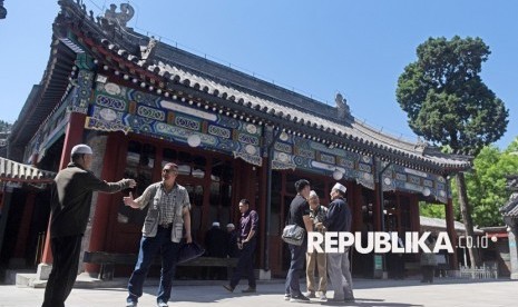 Sejumlah umat Islam saling bercengkrama di halaman Masjid Niujie di Beijing, Republik Rakyat China.