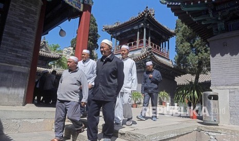 New Normal di Beijing: Masjid Buka, Pasar Tutup. Sejumlah umat Islam Cina saling bercengkrama di halaman Masjid Niujie di Beijing, China. 