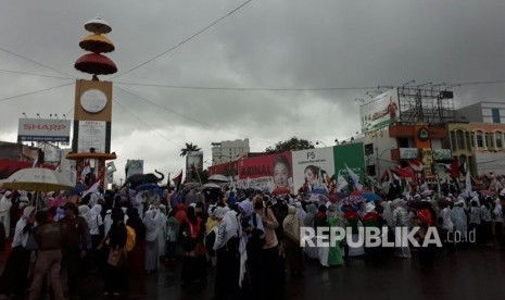 Sejumlah umat Islam dari berbagai elemen dan organisasi keagamaan menggelar aksi damai di Bundaran Tugu Adipura Kota Bandar Lampung, Selasa (12/12) petang. Aksi massa menolak pernyataan Presiden Amerika Serikat terhadap Palestina tersebut membawa berkah karena hujan mengguyur kota tersebut. 