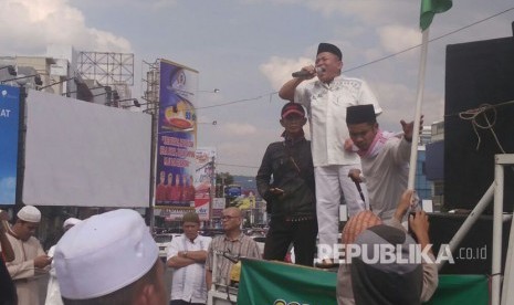 Sejumlah umat Islam dari berbagai perwakilan  organisasi keislaman di Lampung beraksi damai di Bundaran Tugu Adipura, pusat Kota Bandar Lampung, Jumat (24/3) petang.