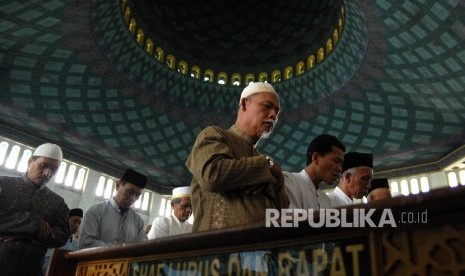 Sejumlah umat Islam melaksanakan shalat di Masjid Al-Akbar Surabaya, Jawa Timur.