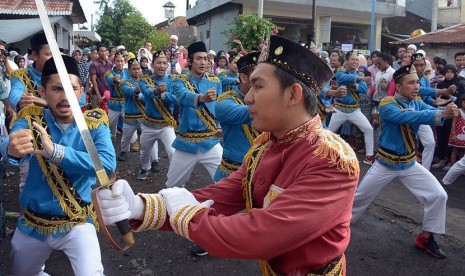 Sejumlah umat Islam melakukan atraksi saat pawai perayaan Maulid Nabi Muhammad SAW di Masjid Al Muhajirin Kepaon, Denpasar, Bali, Senin (12/12). 