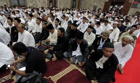  Sejumlah umat Islam melakukan doa bersama di Masjid Sunda Kelapa, Jakarta, Ahad (19/10). (Antara/Muhammad Adimaja)