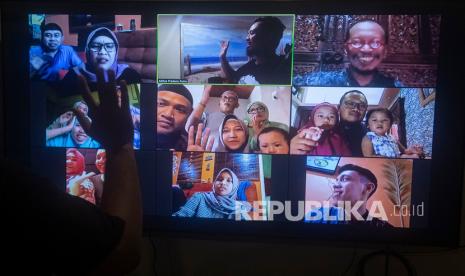 Sejumlah umat Islam melakukan silaturahmi Hari Raya Idul Fitri dengan keluarganya dengan menggunakan panggilan video secara daring di Jakarta, Kamis (13/5/2021). Layanan panggilan video secara daring dengan perangkat telepon pintar maupun komputer jinjing menjadi pilihan bagi sebagian masyarakat untuk bersilaturahmi Lebaran di tengah larangan perjalanan mudik dari pemerintah. 