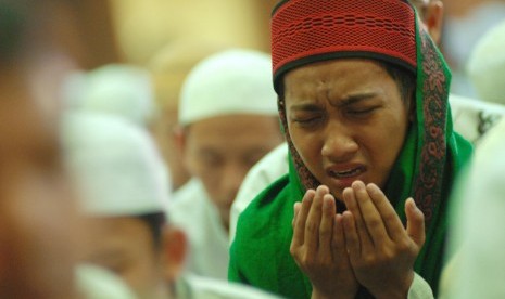 Sejumlah umat Islam memanjatkan doa saat zikir nasional di Masjid At Tin, Jakarta.