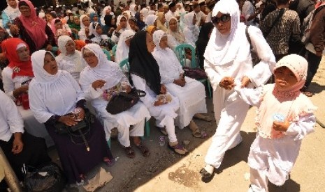 Alkhairaat Rencanakan Muktamar XI Dihadiri Jokowi. Sejumlah umat Islam mengikuti peringatan Haul Pendiri Alkhairaat di Palu, Sulawesi Tengah.