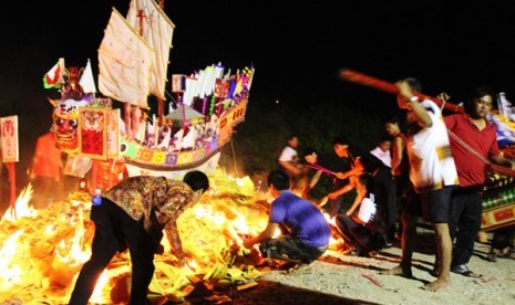 Sejumlah umat Kong Hu Cu melakukan ritual Bakar Tongkang di Sungai Bakau, Sinaboi, Rokan Hilir, Riau, Minggu (26/5) malam